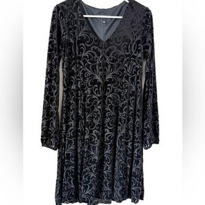 Chic Black Velvet Patterned Dress